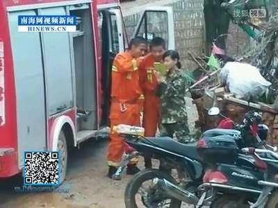 [视频]官方回应消防官兵不救人忙自拍：已处理当事人