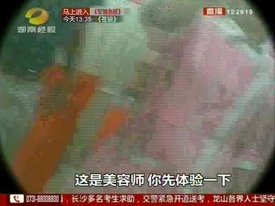 不花钱还免费送赠品？壮汉街头疯狂拉人进店