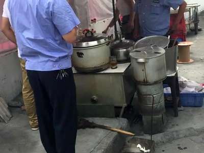 [视频]拆除占道经营竟遭开水泼淋 频遭“暴力”折射城管困境