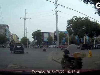 [视频]实拍司机等红灯车底钻进老人 半截身子露车外