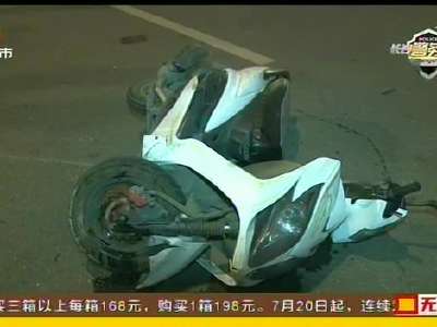 汽车撞翻摩托车 伤者被送医急救