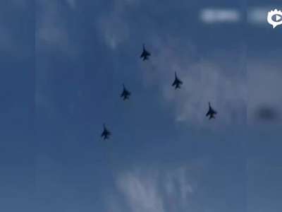 [视频]实拍抗战阅兵预演空中梯队拉绚丽彩烟划过天空