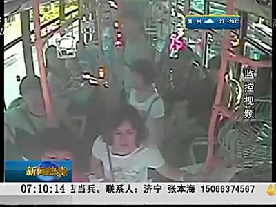[视频]实拍公交车没到站 俩心急女汉子跳窗下车