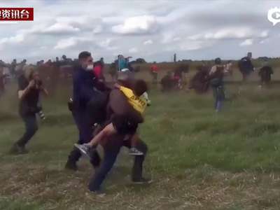 [视频]抱孩难民越境遭追捕 女记者伸脚将其绊倒