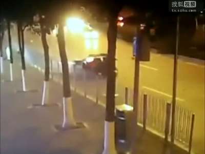 [视频]重庆2650万跑车车祸瞬间曝光 突然失控猛撞护栏