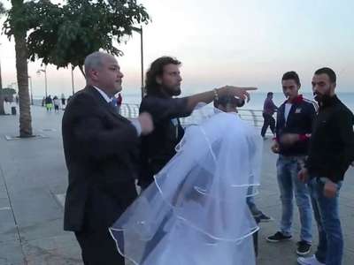 [视频]黎巴嫩街头12岁女孩与老男人拍婚纱照 揭秘童婚现象