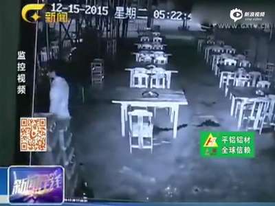 [视频]小偷挖墙被脱衣绑柱 胸前挂牌：我是小偷该死 