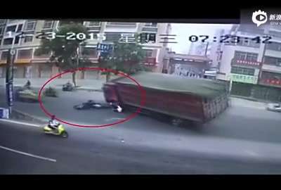 [视频]实拍大货车侧翻埋压骑车人 后座女子逃过一劫