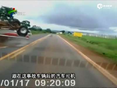 [视频]实拍巴西神人车祸被抛出 空翻3周半幸存