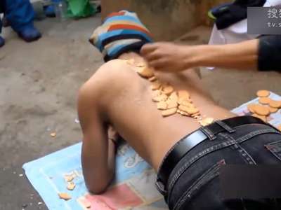 [视频]尼泊尔少年用肩胛骨夹碎48块饼干