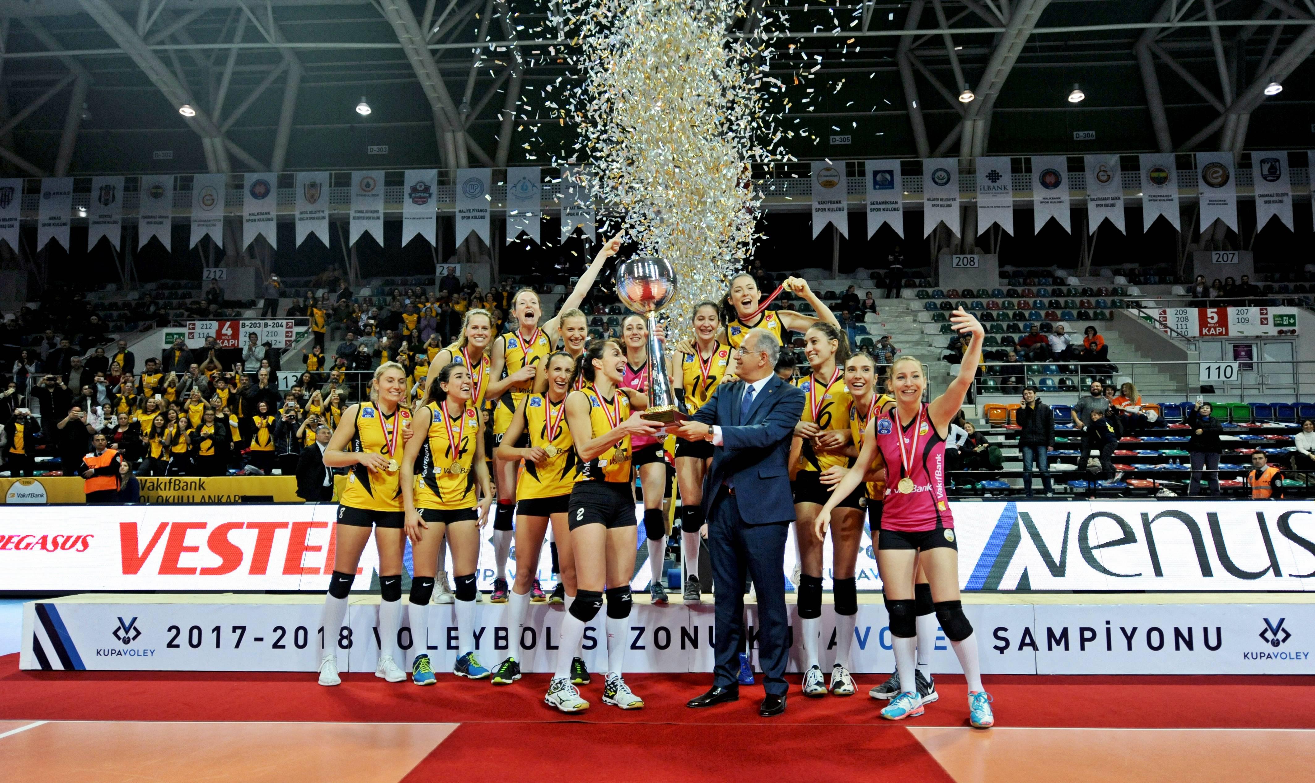 高清图-土耳其杯女排赛瓦基弗银行夺冠 朱婷荣膺MVP