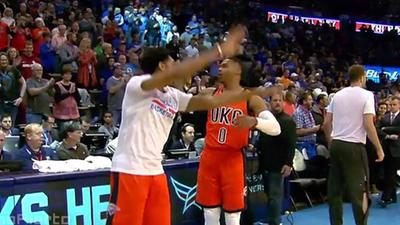 走在时尚前沿!威少皮衣皮裤潮范儿入场引关注