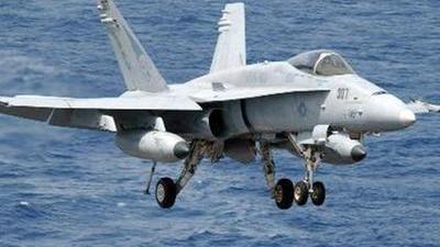 史诗速度对决! F1赛车震撼竞速F18大黄蜂