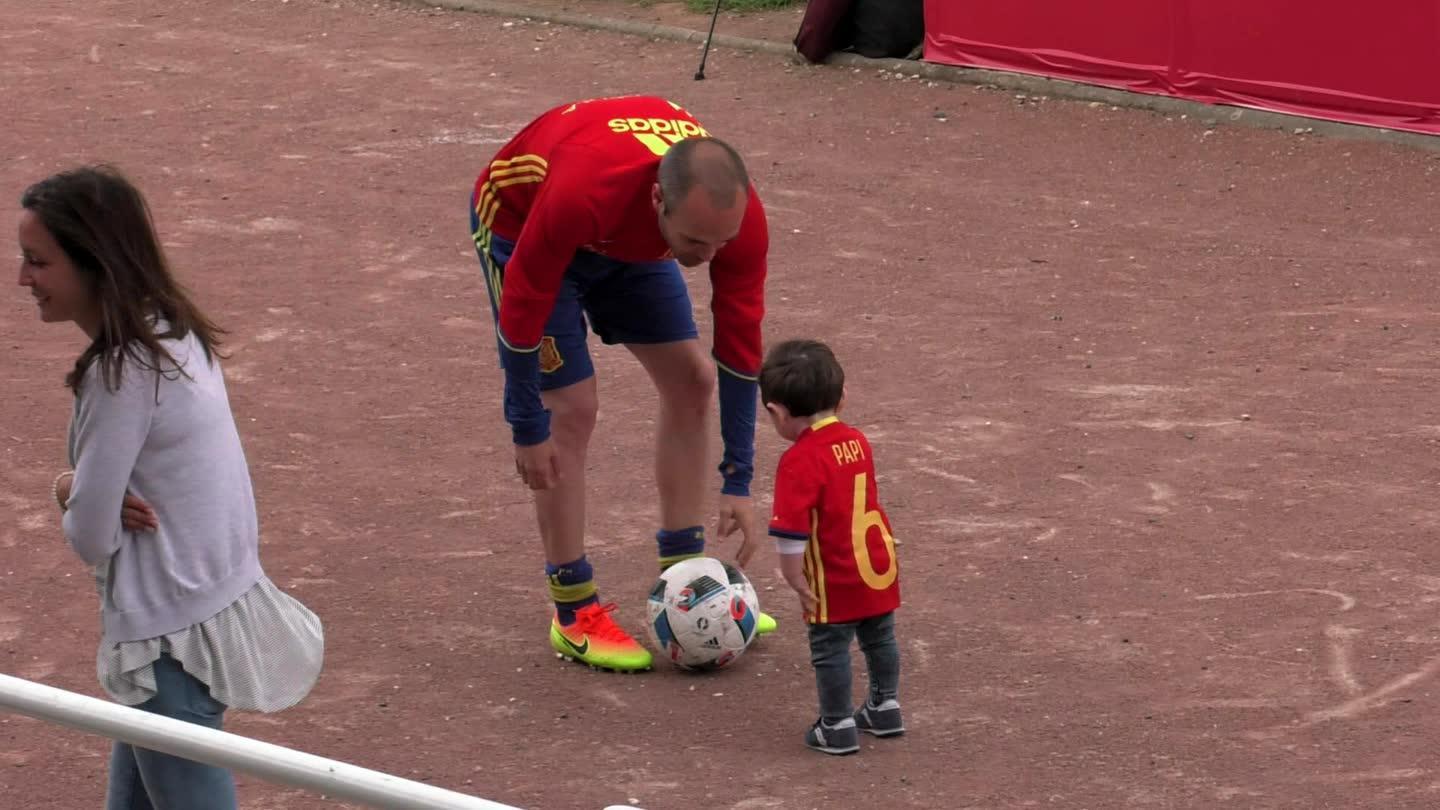 西班牙众将出场点燃气氛 莫拉塔帅哭女主播