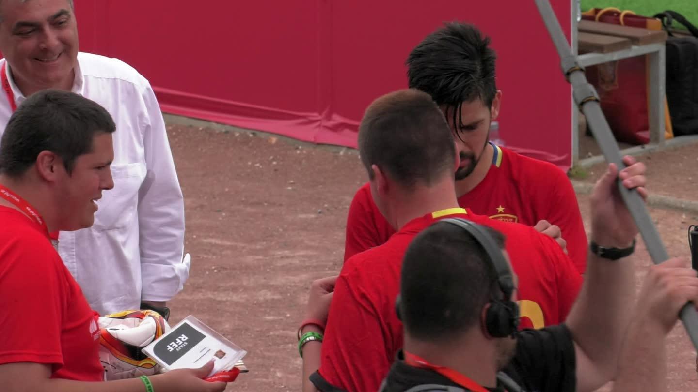 西班牙众将出场点燃气氛 莫拉塔帅哭女主播