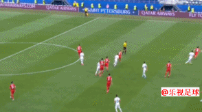 GIF-新西兰后防慌乱送礼 乌龙送东道主赛事首