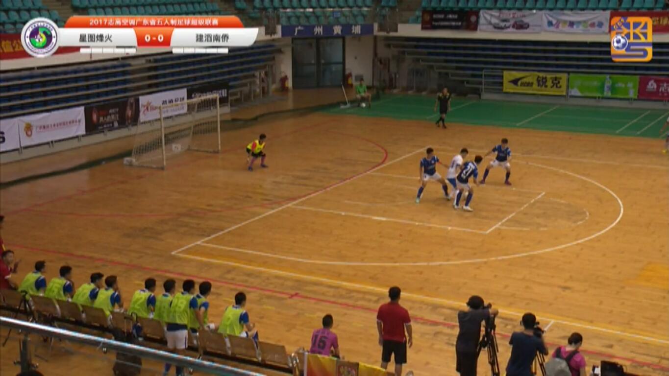 老年摄影列队长枪短炮 围观第五届粤女五甲