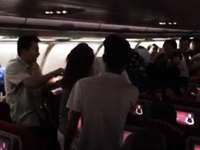 首都机场乘客机舱斗殴