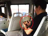 老人公交上当众放黄碟