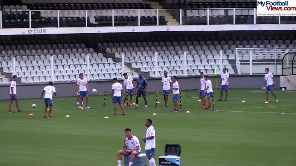 哥斯达黎加赛前备战 队员玩网式足球秀脚法