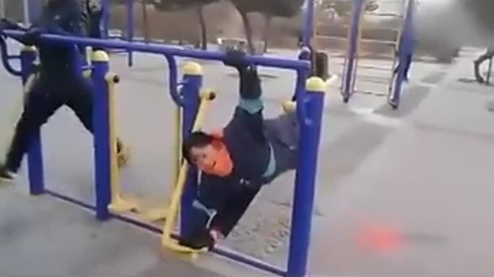 宝刀不老无影腿 大妈公园锻炼健身器材上高难度劈叉