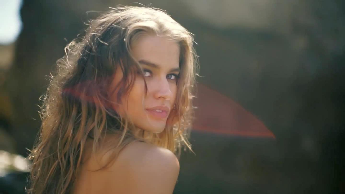 画报美女让海滩温度上升 轻咬手指魅惑不忍直视