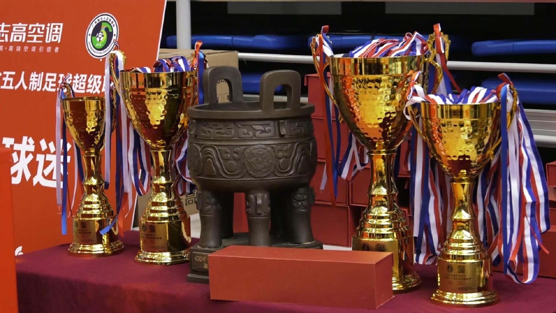 老年摄影列队长枪短炮 围观第五届粤女五甲