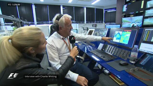 宝刀不老无影腿 大妈公园锻炼健身器材上高难度劈叉