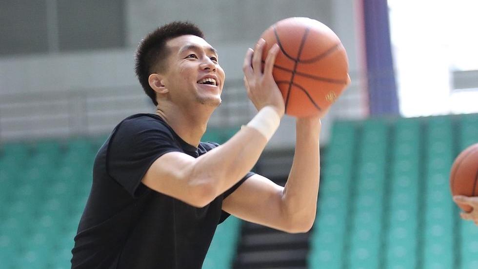 郭艾伦17分王哲林10分 辽宁94