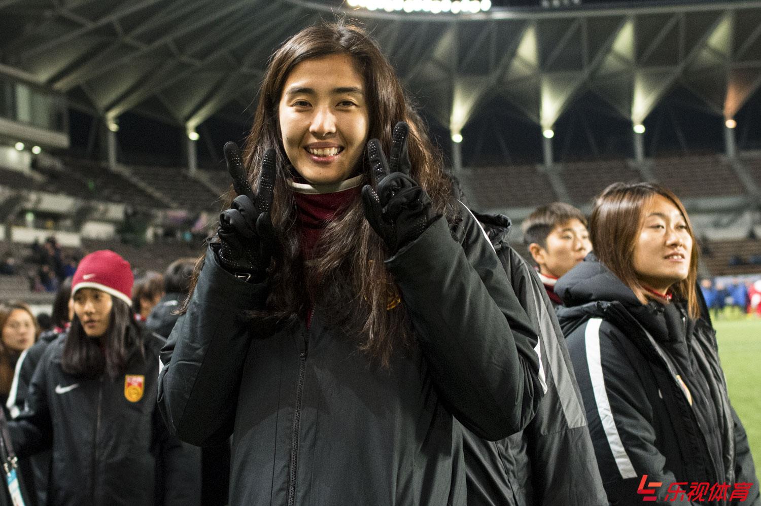 东亚杯女足颁奖仪式 中国队秀C罗手机壳