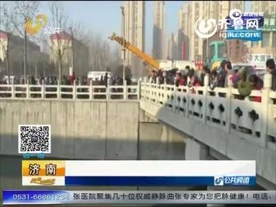 [视频]奇葩！男子跳河被救起 反将民警推下水后再跳河