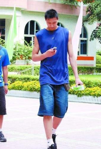 易建联16岁参加高考,考官找他要签名,30分钟交