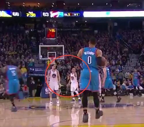 nba赛场上雷人的瞬间, jr解对手鞋带, 威少走步成年度