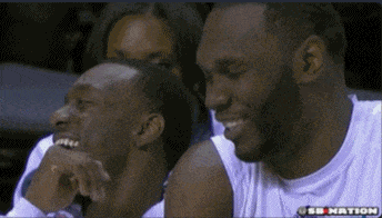 NBA球场上哭笑不得的镜头：比斯利亮了！