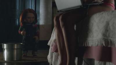 《鬼娃的诅咒》片段：当着鬼娃激情视频？比基尼美女也得死！