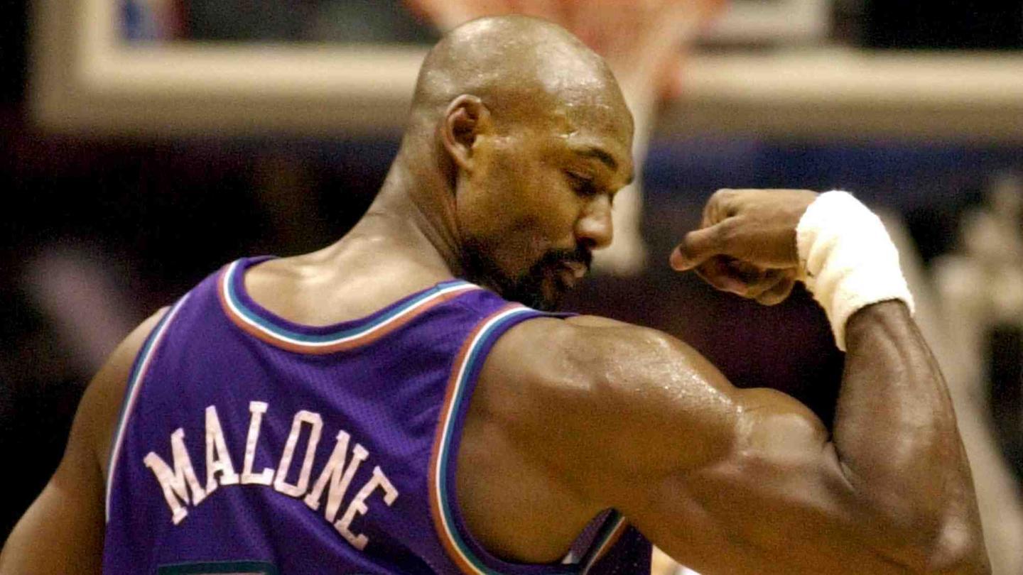 NBA最强壮的男人!看卡尔马龙展示恐怖肌肉