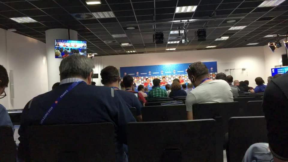 西班牙众将出场点燃气氛 莫拉塔帅哭女主播