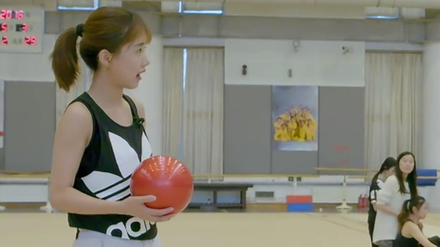 美女体验跳水前滚翻 奥运冠军贴心辅助依旧尖叫连连