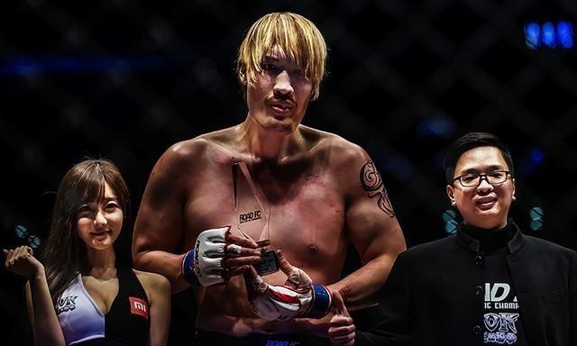 巨人拳王曾挑衅泰森,如今被1米55女友抛弃,因