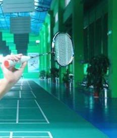 羽毛球反手击球中大拇指的位置的重要性