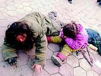 乞丐男假装双腿残疾