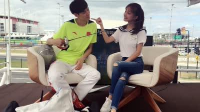 美女体验跳水前滚翻 奥运冠军贴心辅助依旧尖叫连连