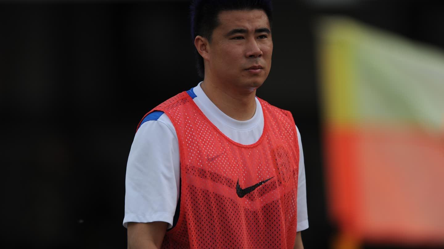 直击董方卓踢球身材发福 称自己能参加业余联