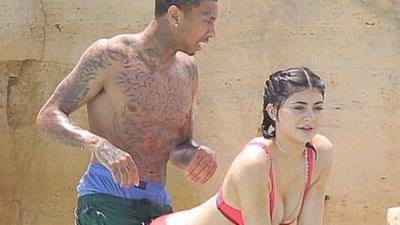 骑男友热拥晒巨臀!凯莉詹娜与男友湿身玩后背杀