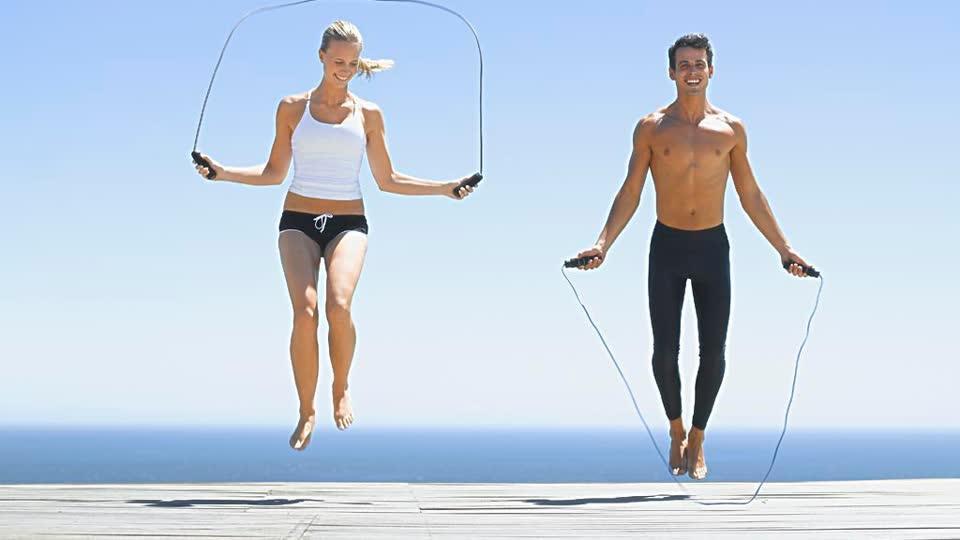 一场身体的洗礼 看肌肉猛男广袤沙漠做瑜伽