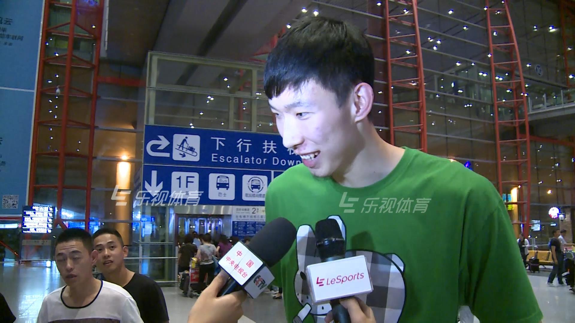 周琦:易建联总决赛时煲鸡汤 称去NBA只能靠自