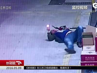 [视频]监拍醉酒男子加油站多次试图点燃加油枪