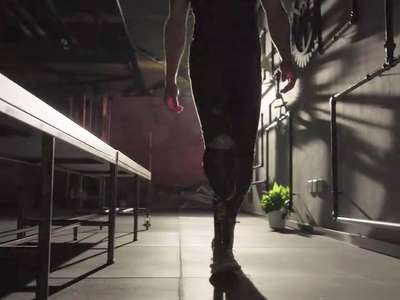 你北京瘫吃到饱，人家一条腿还在跑，看看中国版刀锋战士！