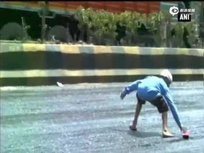[视频]实拍印度高温熔化马路 行人过马路鞋被黏掉