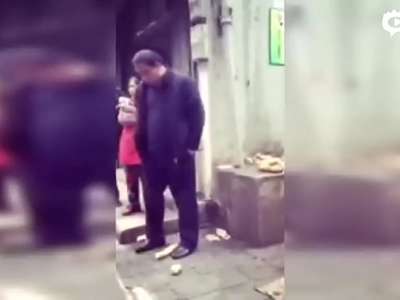 [视频]武汉城管当街踩烂小贩莲藕：老子不怕 随便拍